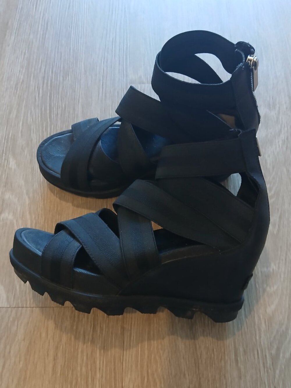 GREAT Women's Black Size 8 X Strap Sorel Wedge Sandals